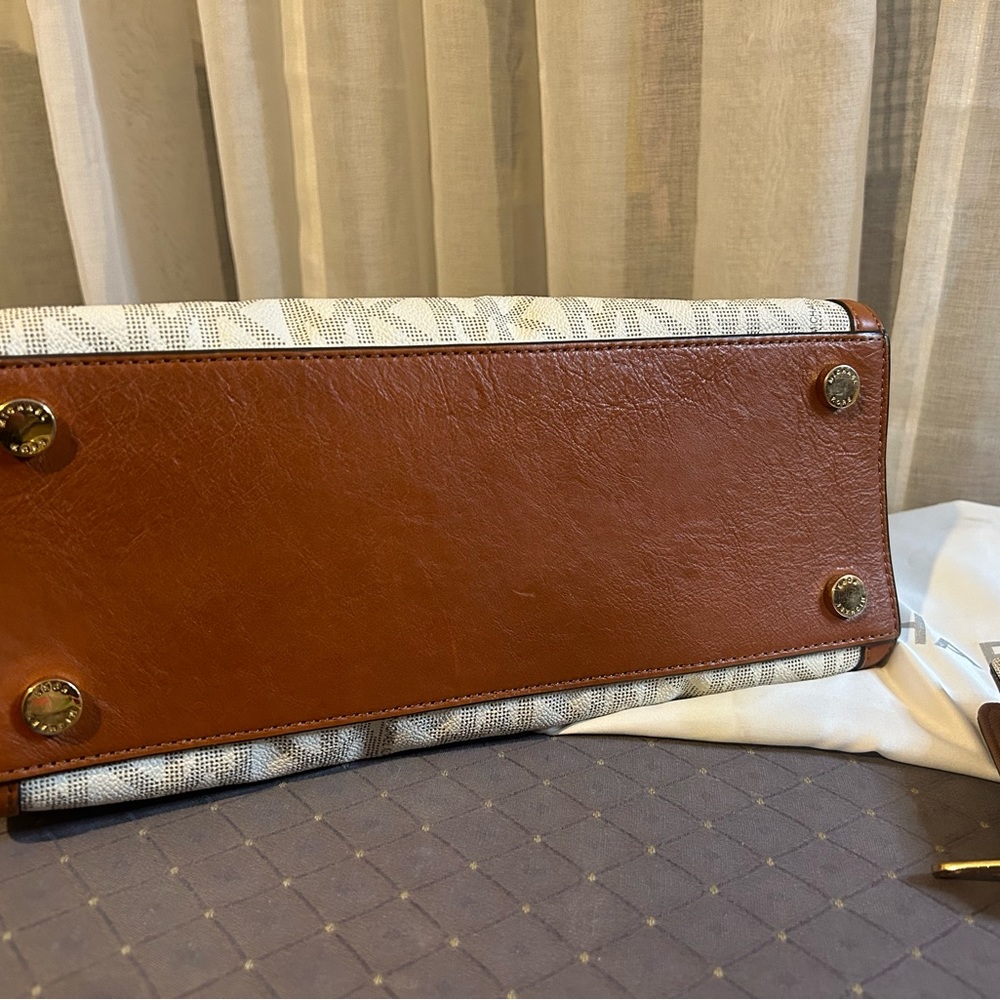 MK Selma LG Satchel and Wallet Set - Picture 4 of 7